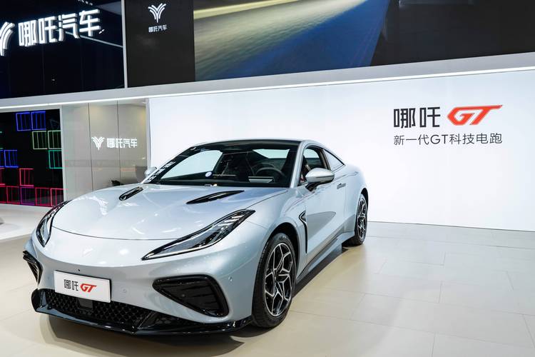 惠州157哪吒汽车在智能汽车领域的表现，领途汽车在新能源汽车市场中的影响力